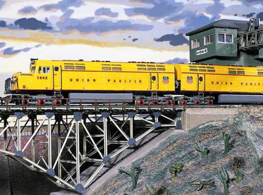 Die Abbildung zeigt eine gelbe Modelllok auf der Modellbahnanlage Omaha im Spielzeugmuseum. Bei der Lokomotive handelt es sich um das Modell Doppellok FP 45, im Original gebaut von General Motors, in den farben der Union Pacific. Die Fotoaufnahme stammt von den Museen der Stadt Nürnberg.
