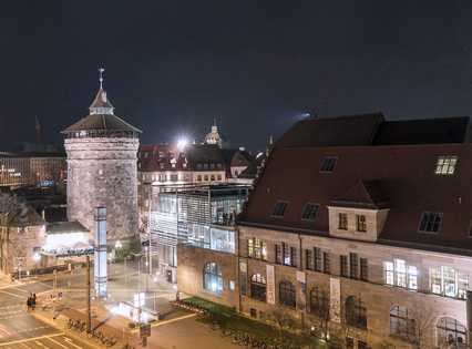 Blick auf das Kunsthaus in der Nürnberger Innenstadt bei Nacht | Fotoaufnahme von Annette Kradisch