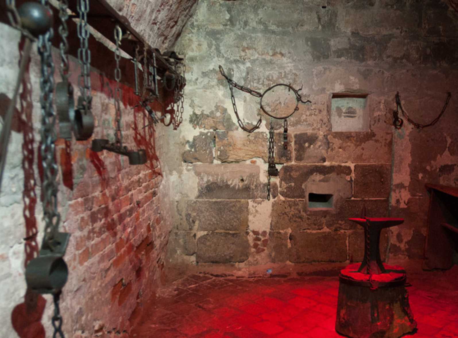 Die Abbildung zeigt die „Folterkammer“ der Nürnberger Lochgefängnisse, mit an den Wänden hängen eiserne Fesseln. Die Fotoaufnahme stammt von den Museen der Stadt Nürnberg.