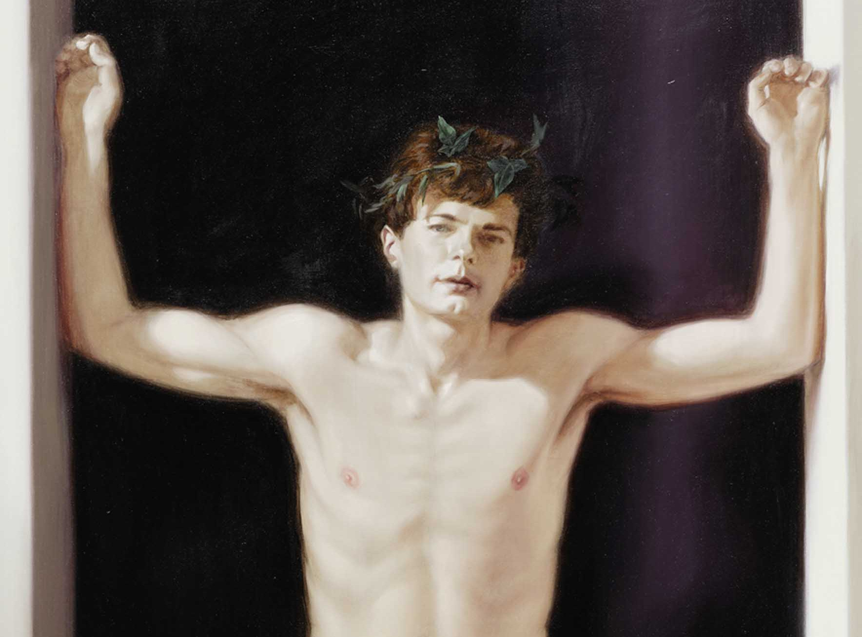 Auf dem Bild ist ein junger Mann mit nacktem Oberkörper zu sehen, der frontal vor dunklem Hintergrund steht. Die Arme sind seitlich nach oben gestreckt und scheinen sich an einem Rahmen oder einer Begrenzung abzustützen. Der Körper wirkt schlank und muskulös, das Gesicht schaut ruhig und ernst nach vorn, im kurzen Haar sind kleine grüne Blätter eingearbeitet. Das Licht hebt die Haut und die Konturen des Körpers weich hervor, während der Hintergrund fast schwarz bleibt. Das Gemälde von Anke Doberauer ist mit dem Namen Victor betitelt und stammt aus dem Jahr 1988.