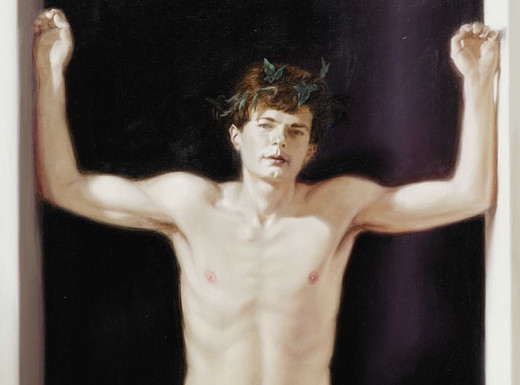 Anke Doberauer: Victor, 1988, © VG Bild-Kunst, Bonn 2026. Auf dem Bild ist ein junger Mann mit nacktem Oberkörper zu sehen, der frontal vor dunklem Hintergrund steht. Die Arme sind seitlich nach oben gestreckt und scheinen sich an einem Rahmen oder einer Begrenzung abzustützen. Der Körper wirkt schlank und muskulös, das Gesicht schaut ruhig und ernst nach vorn, im kurzen Haar sind kleine grüne Blätter eingearbeitet. Das Licht hebt die Haut und die Konturen des Körpers weich hervor, während der Hintergrund fast schwarz bleibt. Das Gemälde von Anke Doberauer ist mit dem Namen Victor betitelt und stammt aus dem Jahr 1988.