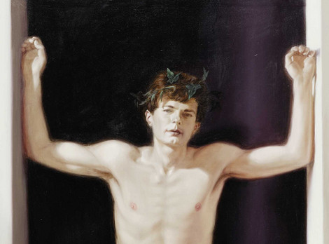 Anke Doberauer: Victor, 1988, © VG Bild-Kunst, Bonn 2026. Auf dem Bild ist ein junger Mann mit nacktem Oberkörper zu sehen, der frontal vor dunklem Hintergrund steht. Die Arme sind seitlich nach oben gestreckt und scheinen sich an einem Rahmen oder einer Begrenzung abzustützen. Der Körper wirkt schlank und muskulös, das Gesicht schaut ruhig und ernst nach vorn, im kurzen Haar sind kleine grüne Blätter eingearbeitet. Das Licht hebt die Haut und die Konturen des Körpers weich hervor, während der Hintergrund fast schwarz bleibt. Das Gemälde von Anke Doberauer ist mit dem Namen Victor betitelt und stammt aus dem Jahr 1988.