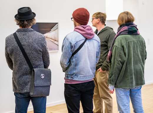 Jugendliche betrachten ein Gemälde im Kunsthaus | Fotoaufnahme von Michael Lyra