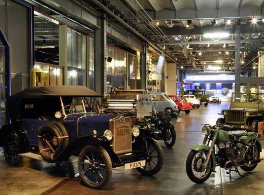 Die Abbildung zeigt diverse Oldtimer-Fahrzeuge im Museum Industriekultur. Die Fotoaufnahme stammt vom Museum Industriekultur.