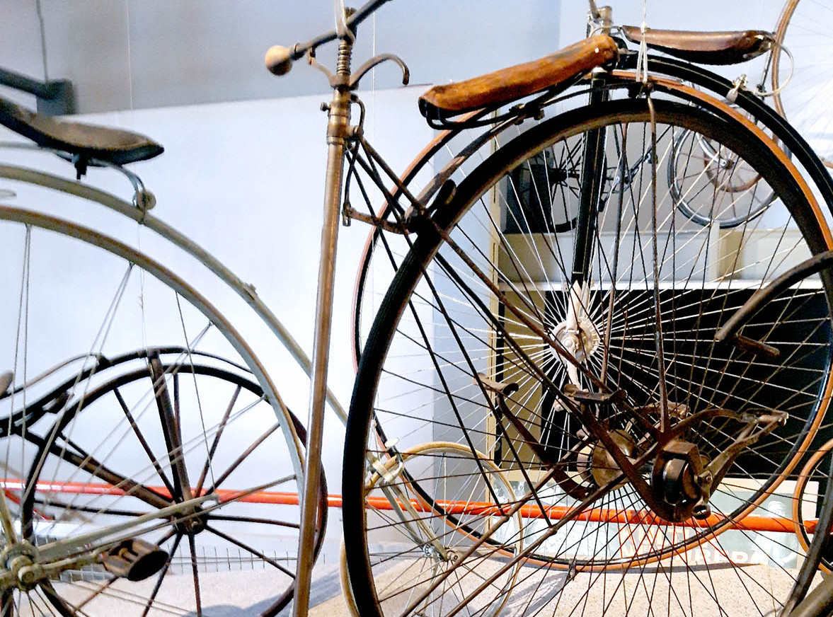 Die Abbildung zeigt verschiedene historische Fahrräder in der Ausstellung des Museums Industriekultur. Die Fotoaufnahme stammt von Ingmar Reither.