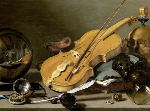Claesz, Pieter: Vanitas-Stillleben mit Selbstbildnis, Haarlem um 1628. Fotoaufnahme von Dirk Meßberger. Die Abbildung zeigt das Werk „Vanitas-Stillleben mit Selbstbildnis“ von Pieter Claesz, geschaffen in Haarlem um 1628. Auf einem Holztisch vor dunklem Hintergrund liegen zahlreiche Gegenstände. In der Mitte des Bildes, auf einem Stapel Bücher aufgelegt, liegt eine Geige mit Steckfroschbogen. Rechts davon ein Totenschädel und ein umgestürzter Römerbecher aus Glas mit noppenbesetztem Schaft. Daneben erkennt man eine aufgebrochene Walnuss. Hinter dem Musikinstrument ist eine Öllampe aus Ton zu erkennen. Vorne links liegt eine goldene Uhr mit geöffnetem Schlagwerk sowie Schreibzeug, das aus einem Tintengefäß, einer Schreibfeder und einem Lederetui besteht. Der zur Uhr gehörende Schlüssel und die Schreibutensilien sind so angeordnet, dass sie über die Tischkante hängen. Auf der linken Bildseite ist eine Glaskugel abgebildet. Der Bildraum wird durch die Spiegelung in der Glaskugel erweitert. Der Raum des Malers wird gezeigt, dieser sitzt vor seiner Staffelei. Die Fotoaufnahme stammt von Dirk Meßberger.