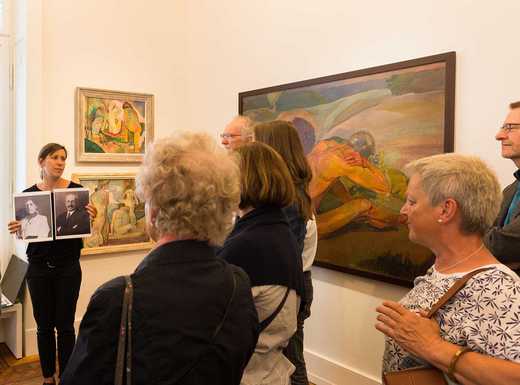 Die Abbildung zeigt Besucherinnen und Besucher bei einer Erwachsenführung in der Kunstvilla. Die Fotoaufnahme stammt von Annette Kradisch.