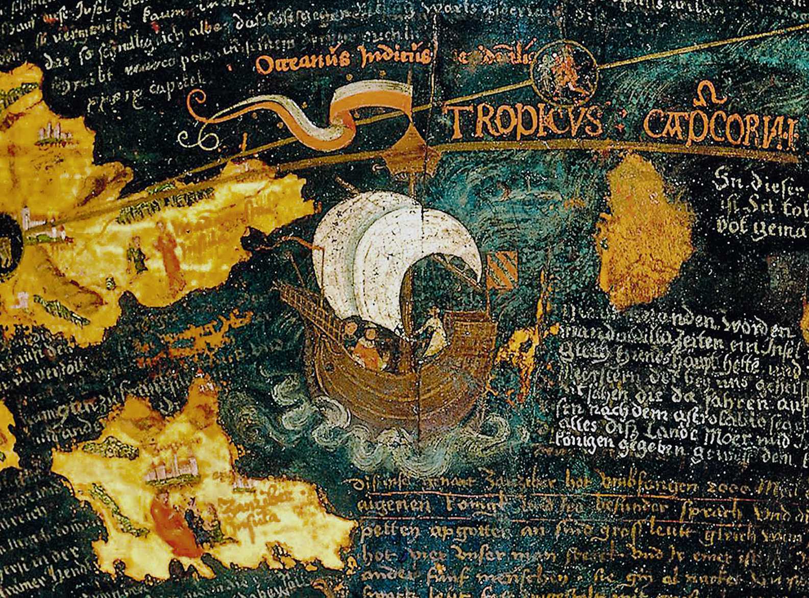 Die Abbildung zeigt eine Detailaufnahme des Behaim Globus. Zu sehen ist ein historisches Schiff aus dem Europa der Frühen Neuzeit, das vor Inseln des Indischen Ozeans segelt.