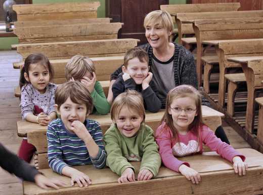 Mehrere Kinder, die in einer Schulbank sitzen | Fotoaufnahme von Thomas Ruppenstein