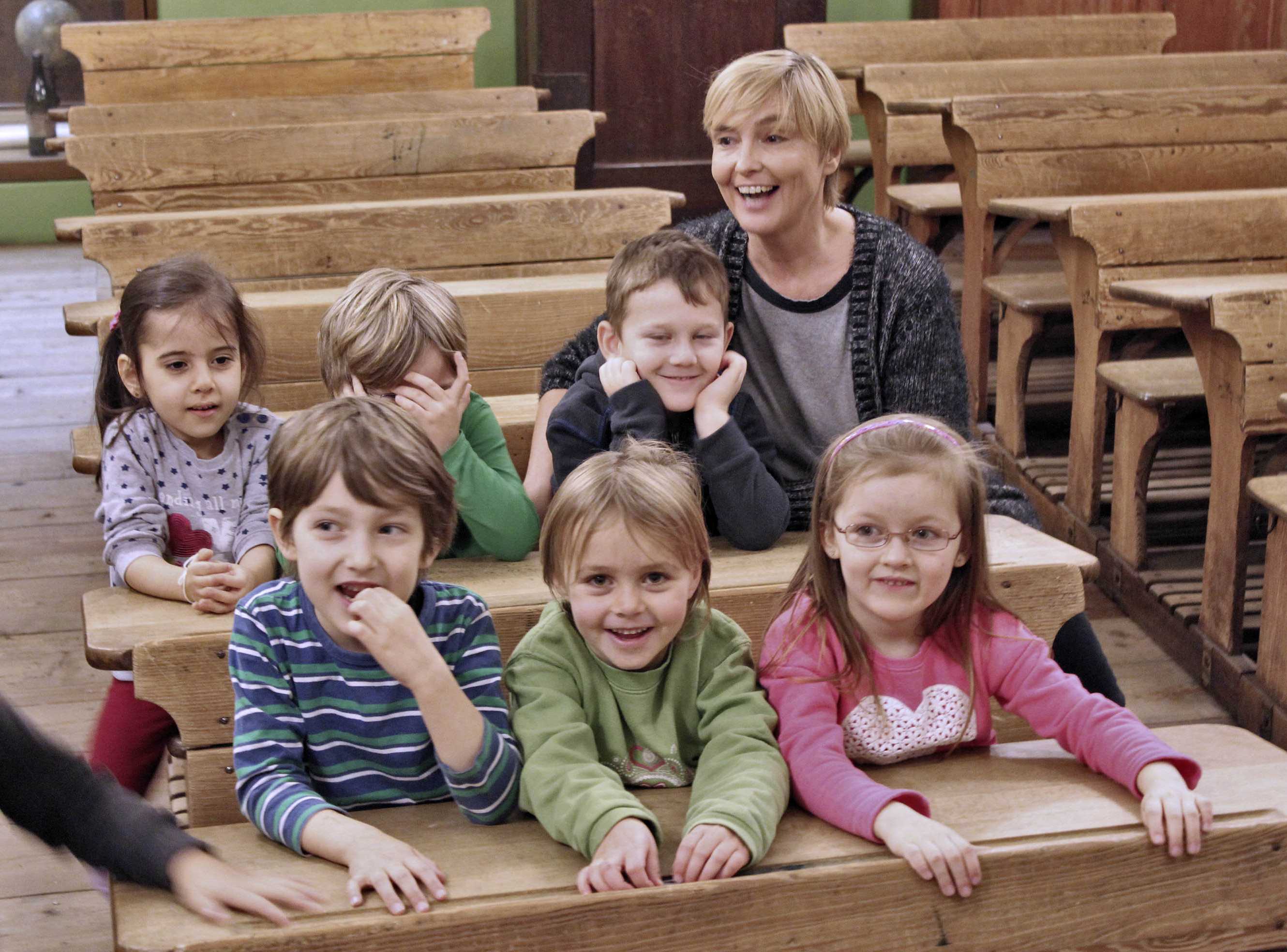 Mehrere Kinder, die in einer Schulbank sitzen | Fotoaufnahme von Thomas Ruppenstein Mehrere Kinder, die in einer Schulbank sitzen | Fotoaufnahme von Thomas Ruppenstein