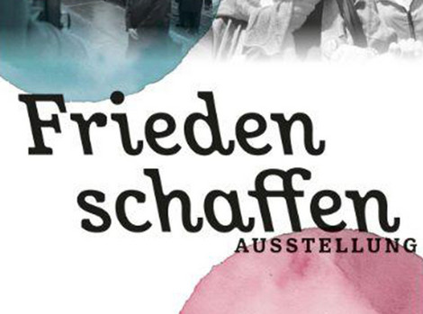 Die Abbildung zeigt einen Ausschnitt des Plakats zur Ausstellung „Frieden schaffen“. Darauf ist der Schriftzug "Frieden schaffen" sowie einige in der Ausstellung porträtierte Personen zu sehen, etwa der ehemalige Bundeskanzler Willy Brandt.