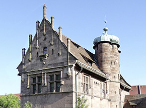 Die Abbildung zeigt eine Außenaufnahme des Museums Tucherschloss. Die Fotoaufnahme stammt von Ulrike Berninger.