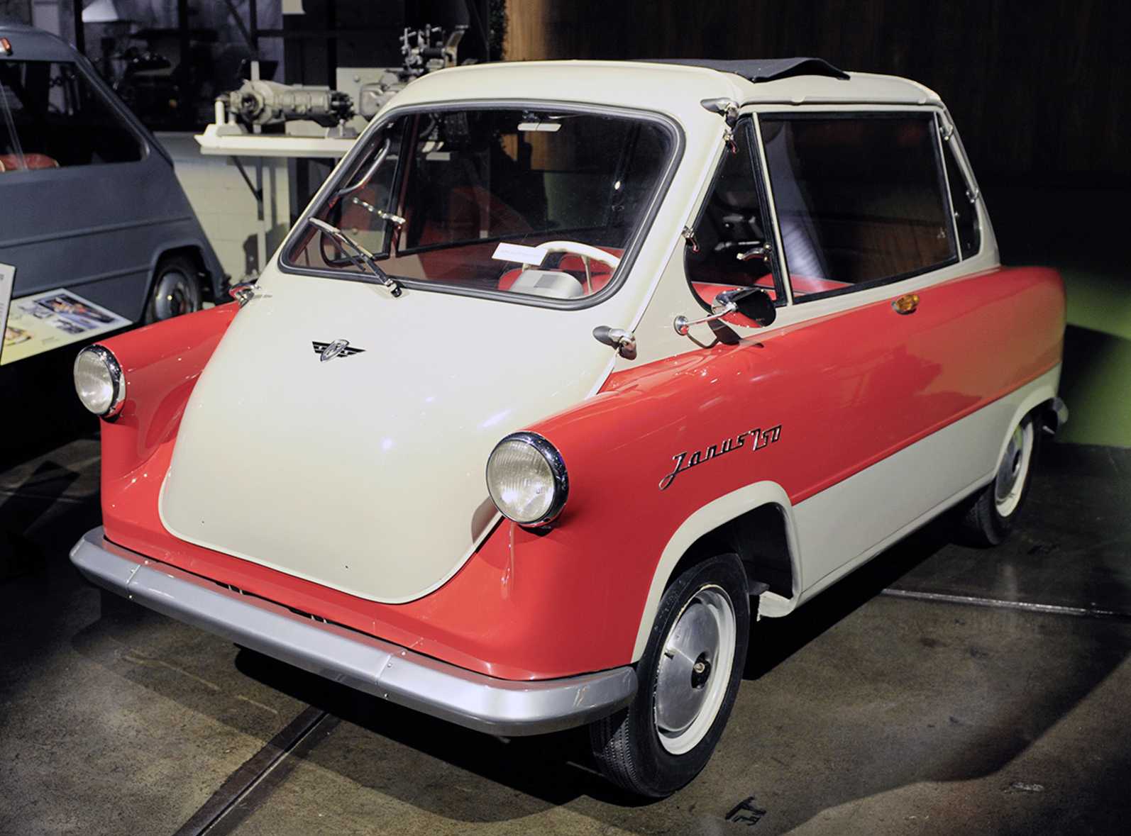 Zündapp Janus Rollermobil im Museum Industriekultur | Fotoaufnahme von Erika Moisan Zündapp Janus Rollermobil im Museum Industriekultur | Fotoaufnahme von Erika Moisan