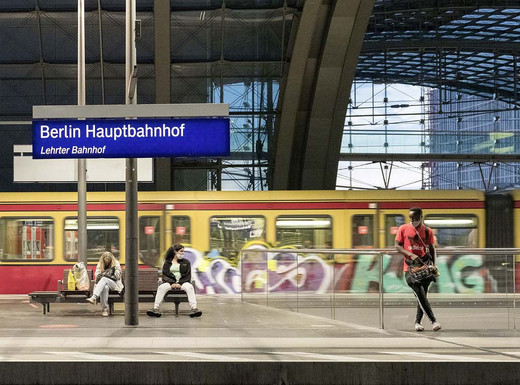 Die Abbildung zeigt eine Fotografie der Künstlerin Gudrun Kemsa aus dem Jahr 2020. Sie heißt "Berlin Hauptbahnhof 08" und zeigt Menschen auf einem Bahnsteig des Berliner Hauptbahnhofs. Die Fotoaufnahme stammt von Gudrun Kemsa.