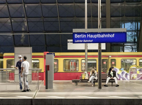 Die Abbildung zeigt eine Fotografie der Künstlerin Gudrun Kemsa aus dem Jahr 2020. Sie heißt "Berlin Hauptbahnhof 08" und zeigt Menschen auf einem Bahnsteig des Berliner Hauptbahnhofs. Die Fotoaufnahme stammt von Gudrun Kemsa.