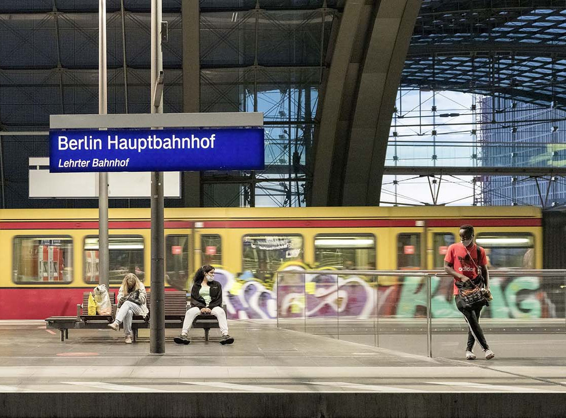 Die Abbildung zeigt eine Fotografie der Künstlerin Gudrun Kemsa aus dem Jahr 2020. Sie heißt "Berlin Hauptbahnhof 08" und zeigt Menschen auf einem Bahnsteig des Berliner Hauptbahnhofs. Die Fotoaufnahme stammt von Gudrun Kemsa.