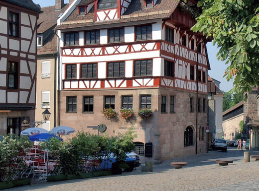 Die Abbildung zeigt eine Außenansicht des Albrecht-Dürer-Hauses. Die Fotoaufnahme stammt von den Museen der Stadt Nürnberg.