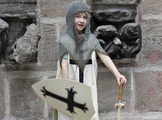 Als Ritter verkleideter Junge | Fotoaufnahme von Thomas Ruppenstein