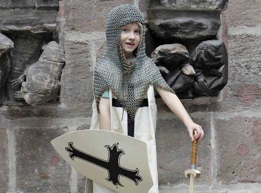 Als Ritter verkleideter Junge | Fotoaufnahme von Thomas Ruppenstein