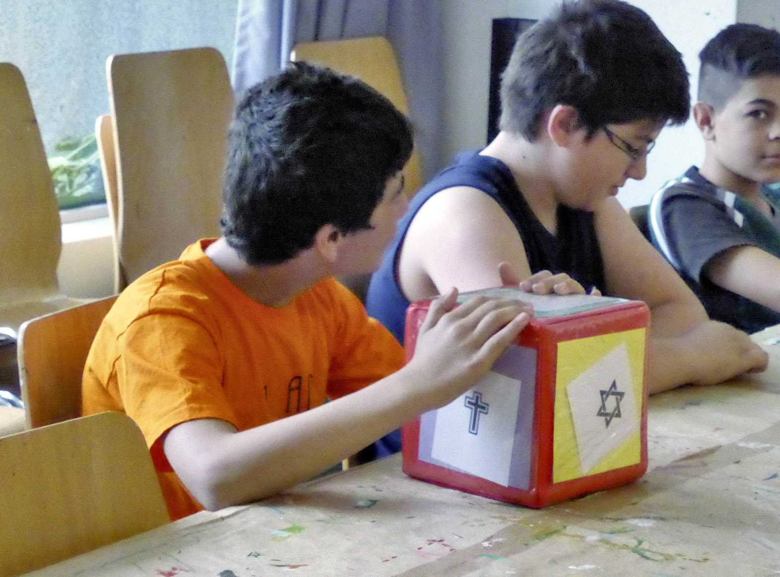 Kinder im Austausch über Religion | Fotoaufnahme von Christine Arnold Kinder im Austausch über Religion | Fotoaufnahme von Christine Arnold