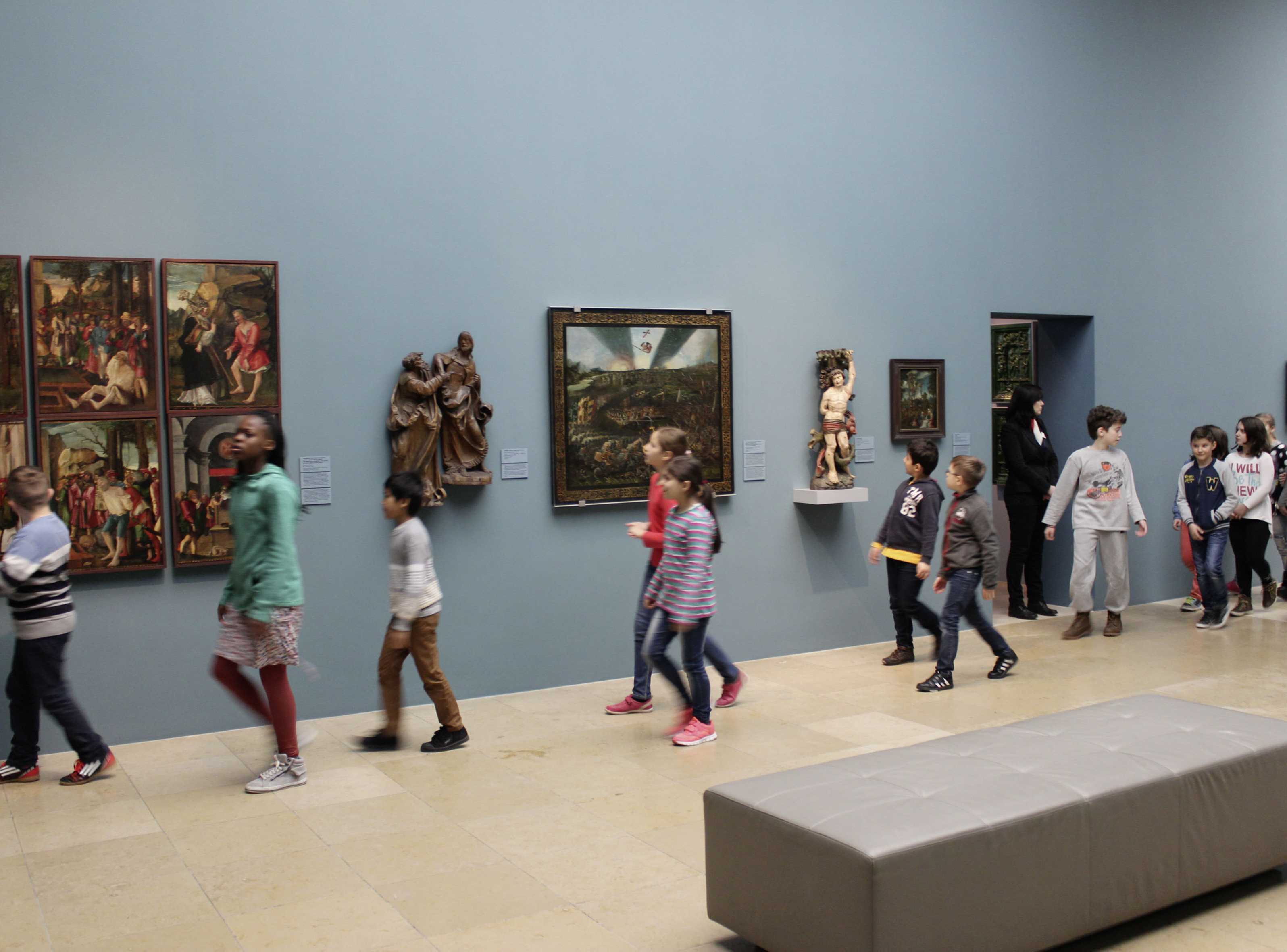 Die Abbildung zeigt Kinder beim Besuch des Germanischen Nationalmuseum. Die Fotoaufnahme stammt von Thomas Ruppenstein.