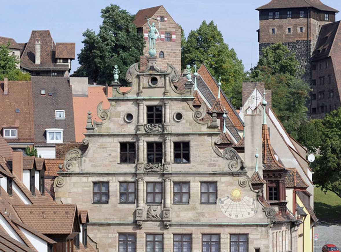 Die Aufnahme zeigt eine Außenaufnahme des Stadtmuseums im Fembo-Haus. Die Fotoaufnahme stammt von Uwe Niklas.