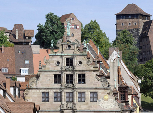 Die Aufnahme zeigt eine Außenaufnahme des Stadtmuseums im Fembo-Haus. Die Fotoaufnahme stammt von Uwe Niklas.