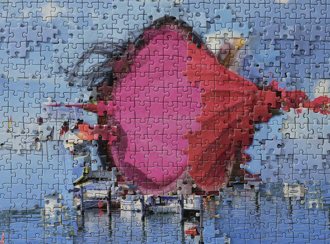 Die Abbildung zeigt das Werk "# 49" des Künstlers Gerhard Mayer aus dem Jahr 2006. Gerhard Mayer: # 49, 2006; © VG Bild-Kunst, Bonn 2026. Fotoaufnahme von Annette Kradisch. Es zeigt ein aus Puzzle-Elementen zusammengestelltes Motiv einer surrealen Szene aus einer roten Form und mehreren Booten auf Wasser. Die Fotoaufnahme stammt von Annette Kradisch.