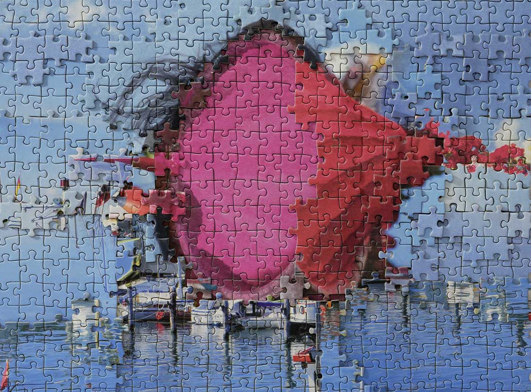 Die Abbildung zeigt das Werk "# 49" des Künstlers Gerhard Mayer aus dem Jahr 2006. Gerhard Mayer: # 49, 2006; © VG Bild-Kunst, Bonn 2026. Fotoaufnahme von Annette Kradisch. Es zeigt ein aus Puzzle-Elementen zusammengestelltes Motiv einer surrealen Szene aus einer roten Form und mehreren Booten auf Wasser. Die Fotoaufnahme stammt von Annette Kradisch.