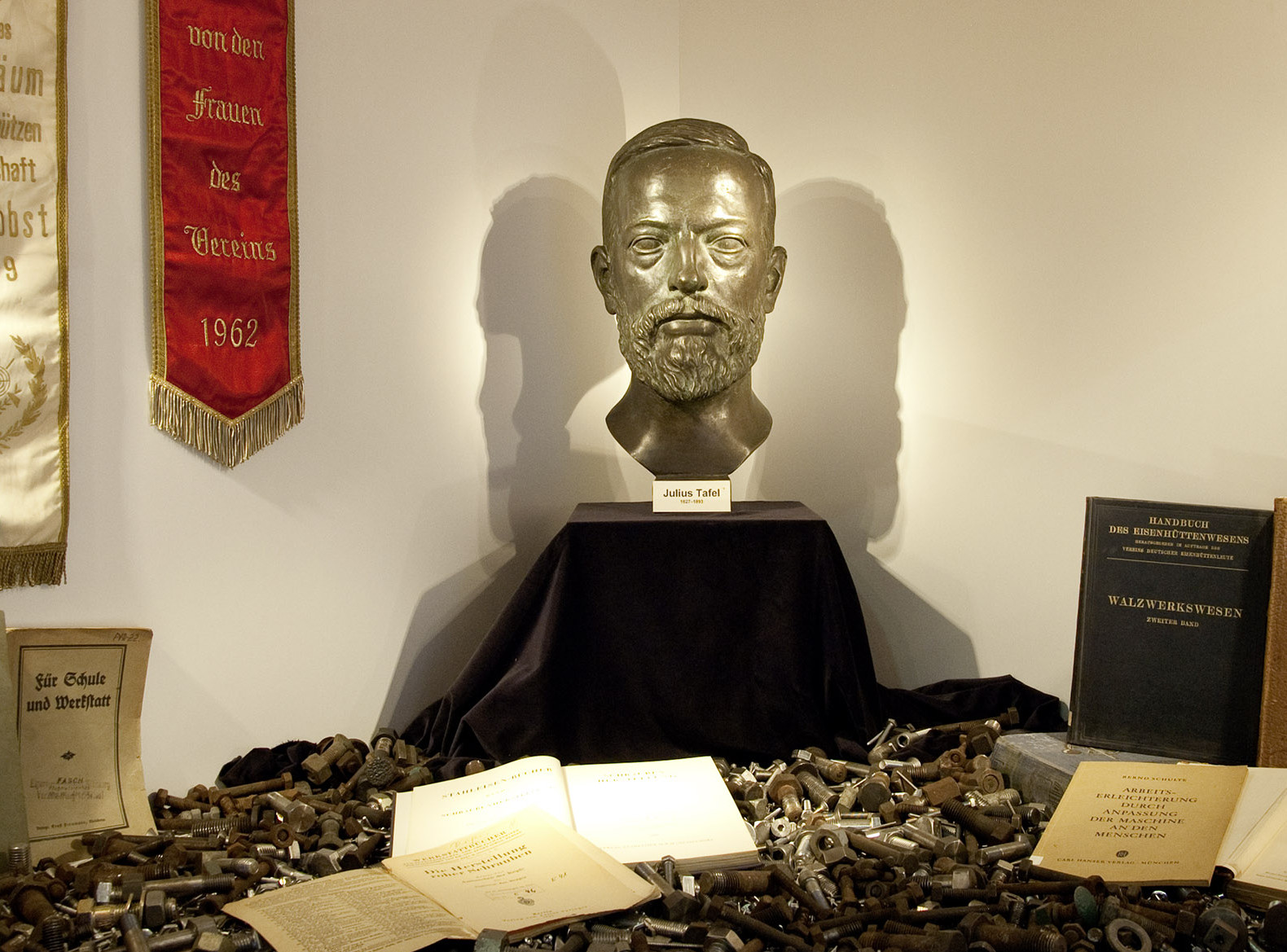 Die Abbildung zeigt die Büste des Unternehmers Julius Tafel in der Ausstellung des Museums Industriekultur. Die Fotoaufnahmes stammt vom Museum Industriekultur.