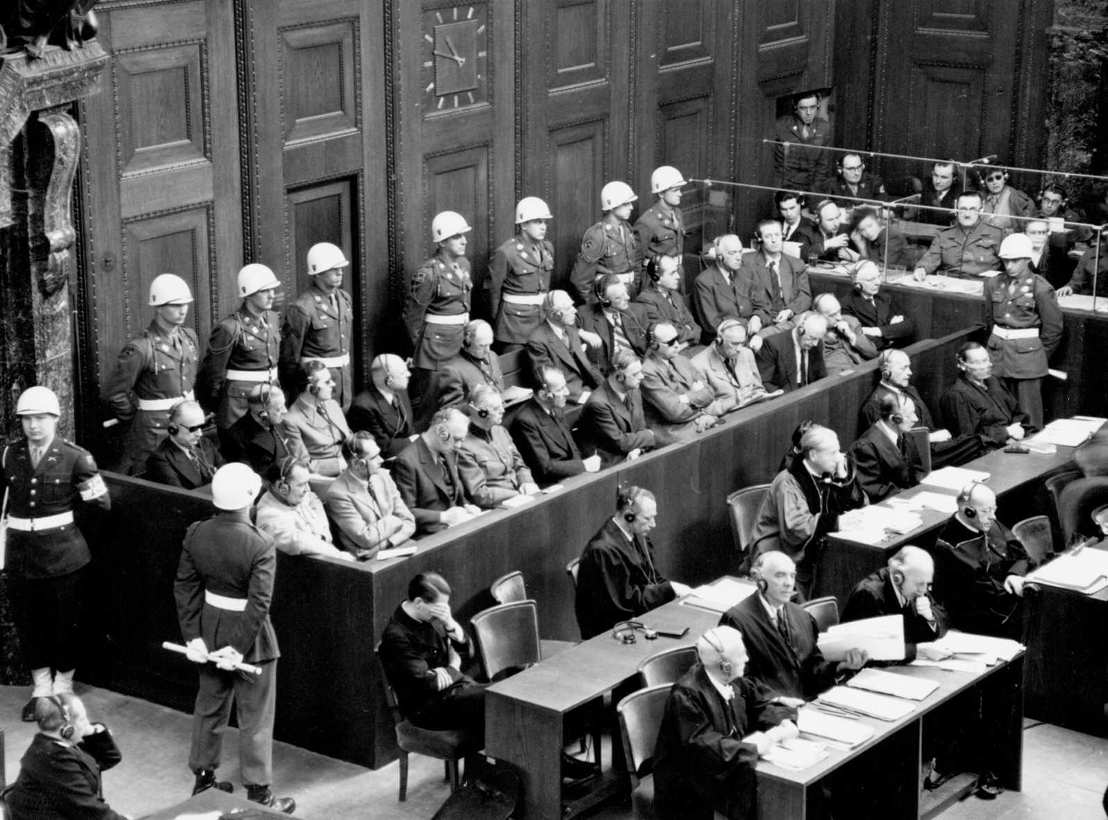Die Abbildung zeigt die Anklagebank mit den Angeklagten während den Nürnberger Prozessen. Die Fotoaufnahme stammt aus den National Archives in den USA.
