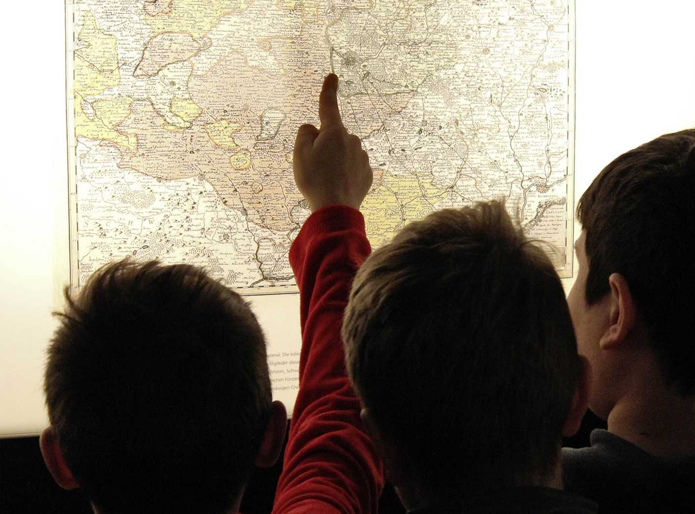 Schüler beim Besuch des Stadtmuseums im Fembo-Haus | Fotoaufnahme von Thomas Ruppenstein Schüler beim Besuch des Stadtmuseums im Fembo-Haus | Fotoaufnahme von Thomas Ruppenstein