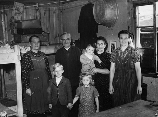 Die Abbildung zeigt eine Flüchtlingsfamilie im Grenzdurchgangslager Hof, in den Jahren zwischen 1945 und 1949. Die Fotoaufnahme stammt von Erik R. Berg und wird heute im Bundesarchiv in Berlin verwahrt.