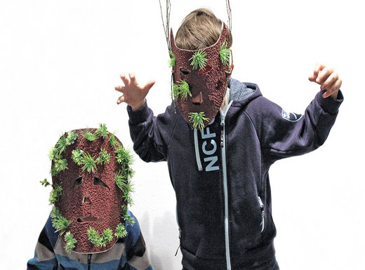 Die Fotoaufnahme zeigt zwei Kinder die selbst gestaltete Masken im Germanischen Nationalmuseum tragen. Die Fotoaufnahme stammt von Thomas Ruppenstein.