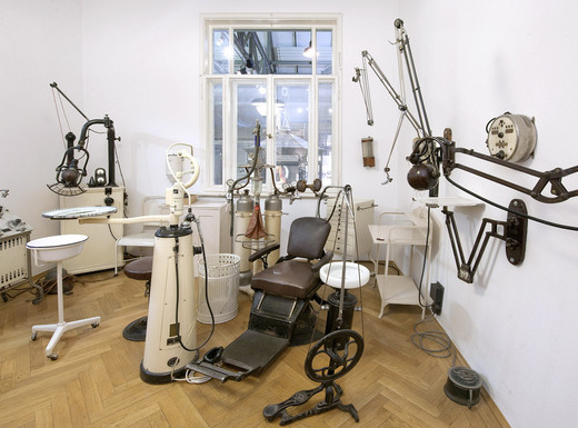 Die Abbildung zeigt die Ausstattung einer historischen Zahnarztpraxis, die im Museum Industriekultur ausgestellt ist. Die Fotoaufnahme stammt von Ingmar Reither.