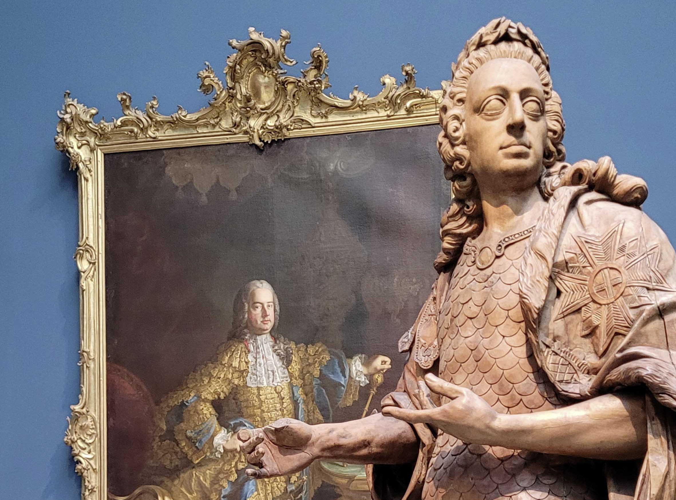 Die Fotoaufnahme zeigt zwei Exponate der Abteilung „Renaissance, Barock, Aufklärung“ im Germanischen Nationalmuseum. Es handelt sich um ein Bildnis des Kaisers Franz I. von 1745/50 sowie eine Statue Kaiser Karls VII. aus der Zeit um 1790. Die Fotoaufnahme stammt von Thomas Ruppenstein.
