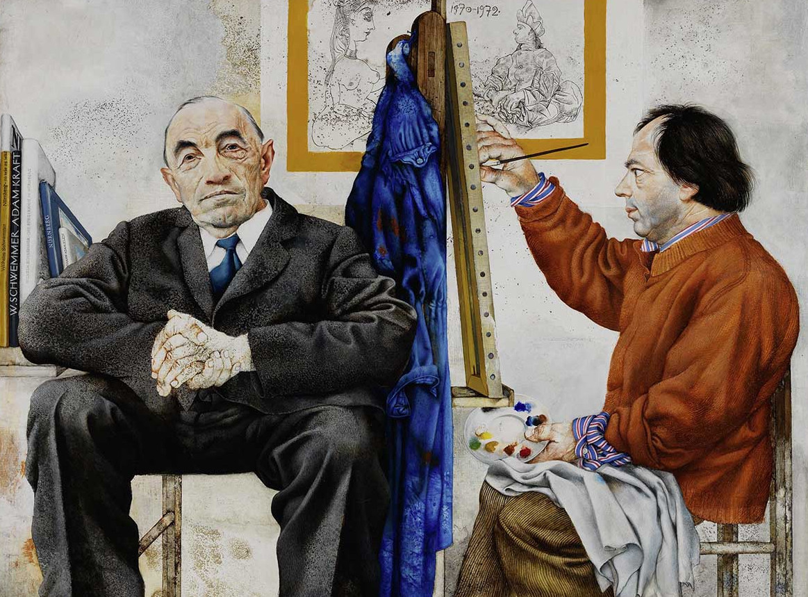 Die Abbildung zeigt das Gemälde "Dr. Schwemmer wird gemalt". Michael Mathias Prechtl hat es 1972/73 geschaffen. Zwei Personen sitzen nebeneinander in einem Innenraum. Links trägt eine Person einen dunklen Anzug mit Krawatte und hat die Hände gefaltet. Rechts sitzt eine Person in einem orangefarbenen Pullover und hält eine Malpalette sowie einen Pinsel in der Hand. Zwischen den beiden steht eine Staffelei mit einem blauen Tuch darüber. Im Hintergrund hängen zwei gerahmte Zeichnungen an der Wand. Auf einem Regal links stehen Bücher und ein Geodreieck. Die Fotoaufnahme stammt von Annette Kradisch.