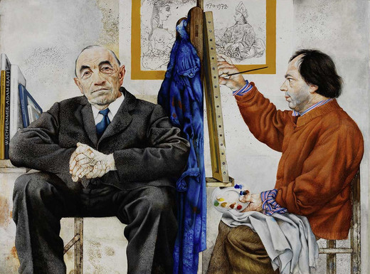 Die Abbildung zeigt das Gemälde "Dr. Schwemmer wird gemalt". Michael Mathias Prechtl hat es 1972/73 geschaffen. Zwei Personen sitzen nebeneinander in einem Innenraum. Links trägt eine Person einen dunklen Anzug mit Krawatte und hat die Hände gefaltet. Rechts sitzt eine Person in einem orangefarbenen Pullover und hält eine Malpalette sowie einen Pinsel in der Hand. Zwischen den beiden steht eine Staffelei mit einem blauen Tuch darüber. Im Hintergrund hängen zwei gerahmte Zeichnungen an der Wand. Auf einem Regal links stehen Bücher und ein Geodreieck. Die Fotoaufnahme stammt von Annette Kradisch.