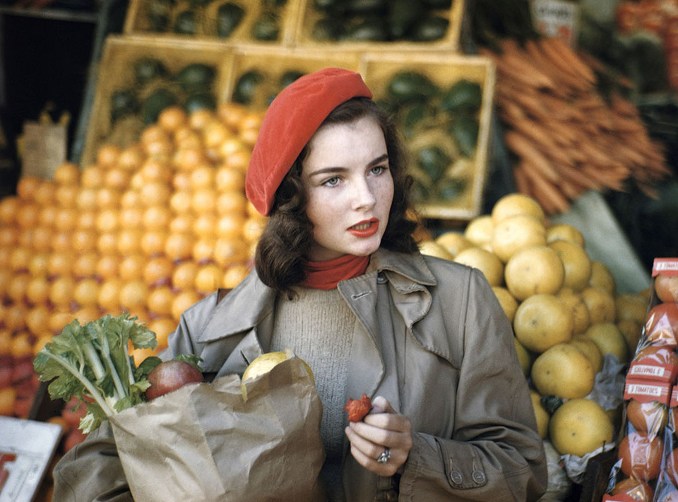 Ruth Orkin: Geraldine Dent, Cover of McCall’s, New York City, 1949 © Orkin/Engel Film and Photo Archive; VG Bild-Kunst, Bonn 2024. Die Abbildung zeigt eine von Ruth Orkin angefertigte Fotoaufnahme. Sie zeigt eine Frau, Geraldine Dent, beim Einkauf von Obst und Gemüse in New York City, 1949.