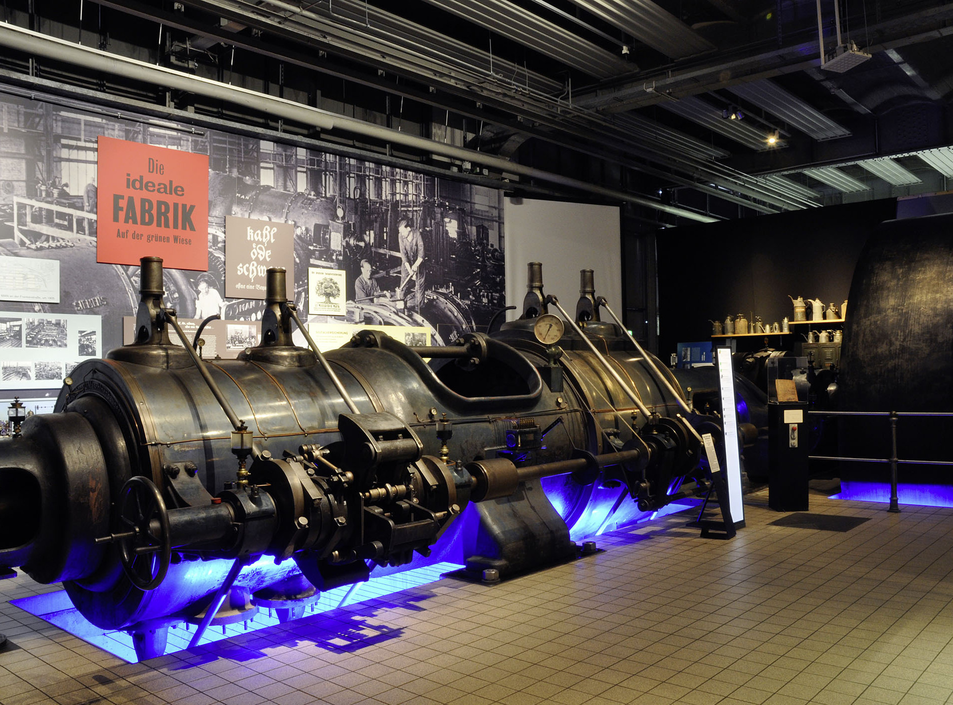 Die Abbildung zeigt eine Dampfmaschine in der Dauerausstellung des Museums Industriekultur. Die Fotoaufnahme stammt von Erika Moisan.