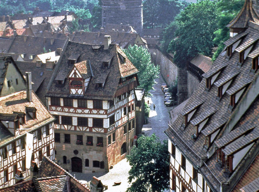 Die Abbildung zeigt das Albrecht-Dürer-Haus und Teile der Nürnberger Altstadt aus der Vogelperspektive. Die Fotoaufnahme stamm von Birgit Fuder.