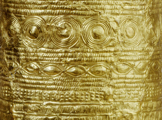 Die Abbildung zeigt eine Detailaufnahme des sogenannten Goldhuts von Ezelsdorf/Buch, der zwischen 1250 und 800 vor Christus gefertigt wurde. Die Fotoaufnahme stammt vom Germanischen Nationalmuseum.