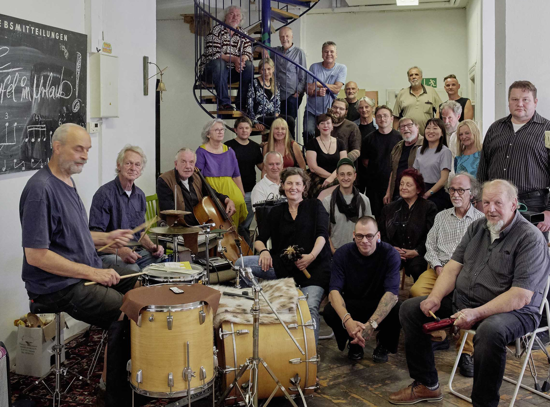 Die Fotoaufnahme zeigt die zahlreichen Mitglieder des Borgo-Ensembles, teilweise mit Musikinstrumenten. Die Fotoaufnahme stammt von Annette Kradisch.