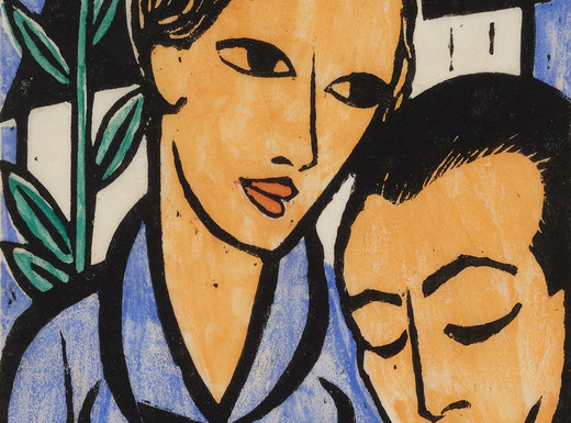 Constantin von Mitschke-Collande: Liebespaar, 1920, Privatsammlung © Stadt Nürnberg/Kunstvilla, Fotoaufnahme von Annette Kradisch. Das Bild zeigt zwei eng aneinanderstehende Personen in einer stilisierten, flächigen Darstellung. Links ist eine Figur mit kurzem, hellbraunem Haar und großen, mandelförmigen Augen zu sehen, die den Kopf leicht zur Seite neigt; rechts lehnt eine zweite Person mit geschlossenen Augen und ruhigem Gesichtsausdruck an ihr. Beide Gesichter sind in warmen Ockertönen gehalten und von kräftigen schwarzen Linien umrandet, was ihnen eine klare, grafische Wirkung verleiht. Im Hintergrund stehen ein dunkles, hausförmiges Gebäude und eine Pflanze mit langen grünen Blättern vor einem blauen Himmel. Die Stimmung wirkt intim und still, als handle es sich um einen Moment von Nähe und Geborgenheit.