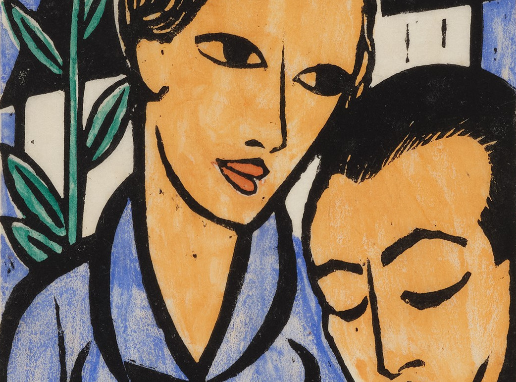 Das Bild zeigt zwei eng aneinanderstehende Personen in einer stilisierten, flächigen Darstellung. Links ist eine Figur mit kurzem, hellbraunem Haar und großen, mandelförmigen Augen zu sehen, die den Kopf leicht zur Seite neigt; rechts lehnt eine zweite Person mit geschlossenen Augen und ruhigem Gesichtsausdruck an ihr. Beide Gesichter sind in warmen Ockertönen gehalten und von kräftigen schwarzen Linien umrandet, was ihnen eine klare, grafische Wirkung verleiht. Im Hintergrund stehen ein dunkles, hausförmiges Gebäude und eine Pflanze mit langen grünen Blättern vor einem blauen Himmel. Die Stimmung wirkt intim und still, als handle es sich um einen Moment von Nähe und Geborgenheit.