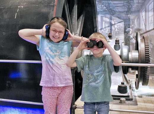 Kinder vor einer Dampfmaschine im Museum Industriekultur | Fotoaufnahme von Thomas Ruppenstein Kinder vor einer Dampfmaschine im Museum Industriekultur | Fotoaufnahme von Thomas Ruppenstein