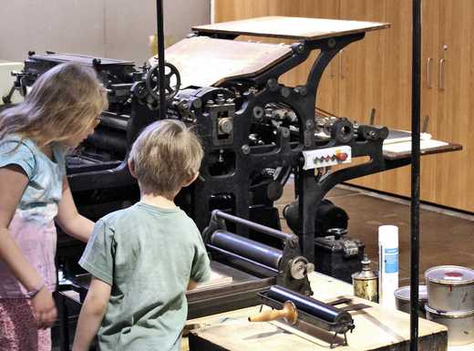 Kinder in der Druckwerkstatt | Fotoaufnahme von Thomas Ruppenstein Kinder in der Druckwerkstatt | Fotoaufnahme von Thomas Ruppenstein