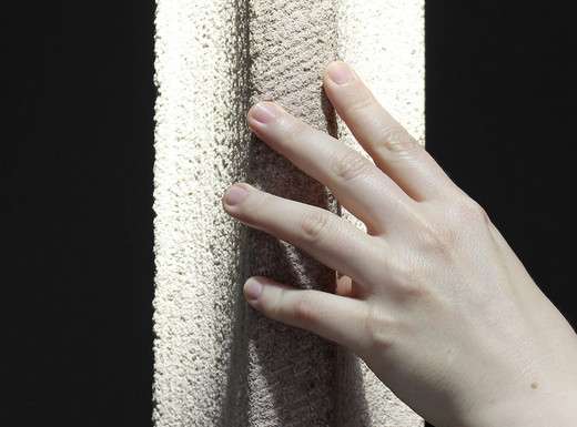 Eine Hand ertastet architektonische Elemente | Fotoaufnahme von Thomas Ruppenstein Die Abbildung zeigt eine Hand, die architektonische Steinelemente im Germanischen Nationalmuseum ertastet. Die Aufnahme stammt von Thomas Ruppenstein