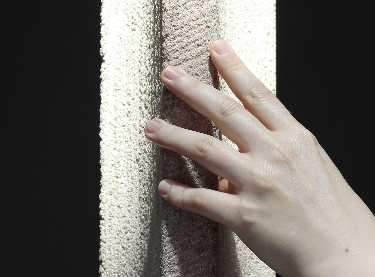 Eine Hand ertastet architektonische Elemente | Fotoaufnahme von Thomas Ruppenstein Die Abbildung zeigt eine Hand, die architektonische Steinelemente im Germanischen Nationalmuseum ertastet. Die Aufnahme stammt von Thomas Ruppenstein