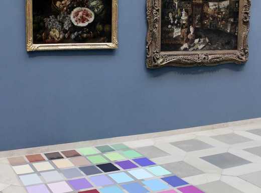 Die Abbildung zeigt Farbtafeln, die vor einem Gemälde im Germanischen Nationalmuseum auf dem Boden liegen. Die Fotoaufnahme stammt von Thomas Ruppenstein.